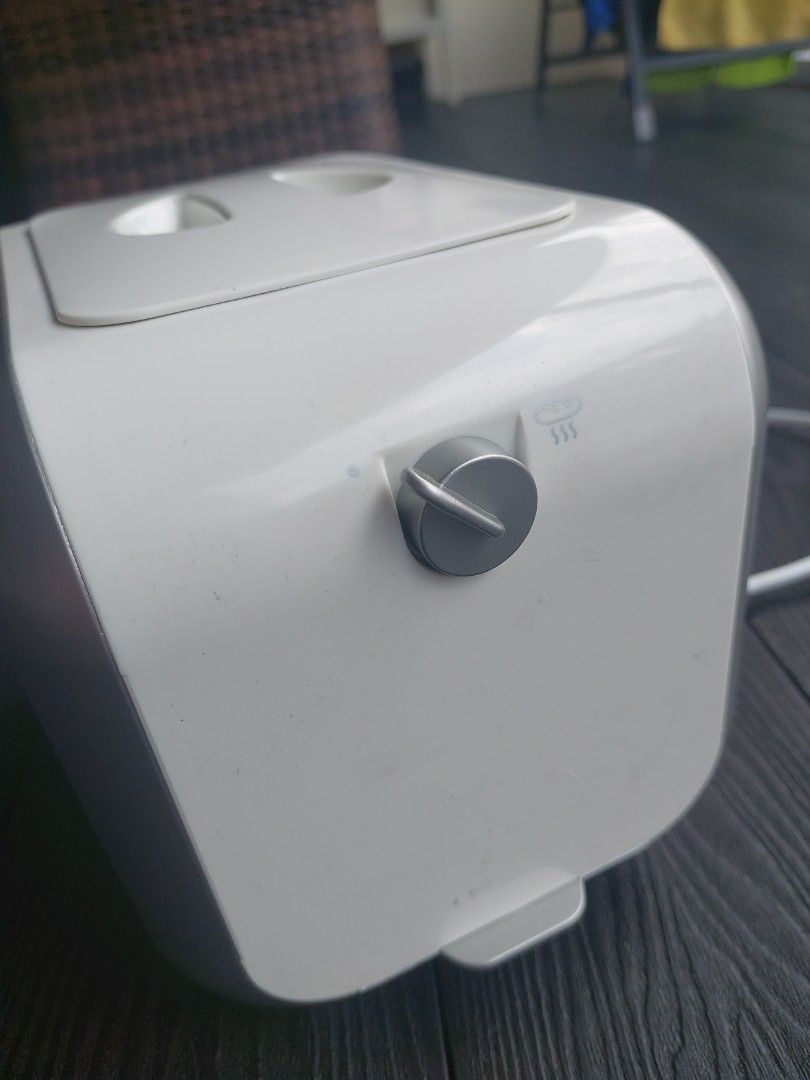 Bread Toaster (Category: Ovens & Toasters) located in Singapore. Submitted by precious_thought (Listing ID 1454041571, Image 3). Description: - Electrolux toaster - Stylish white and silver design - Adjustable browning control for perfect toast - Good working condition - Self collect .