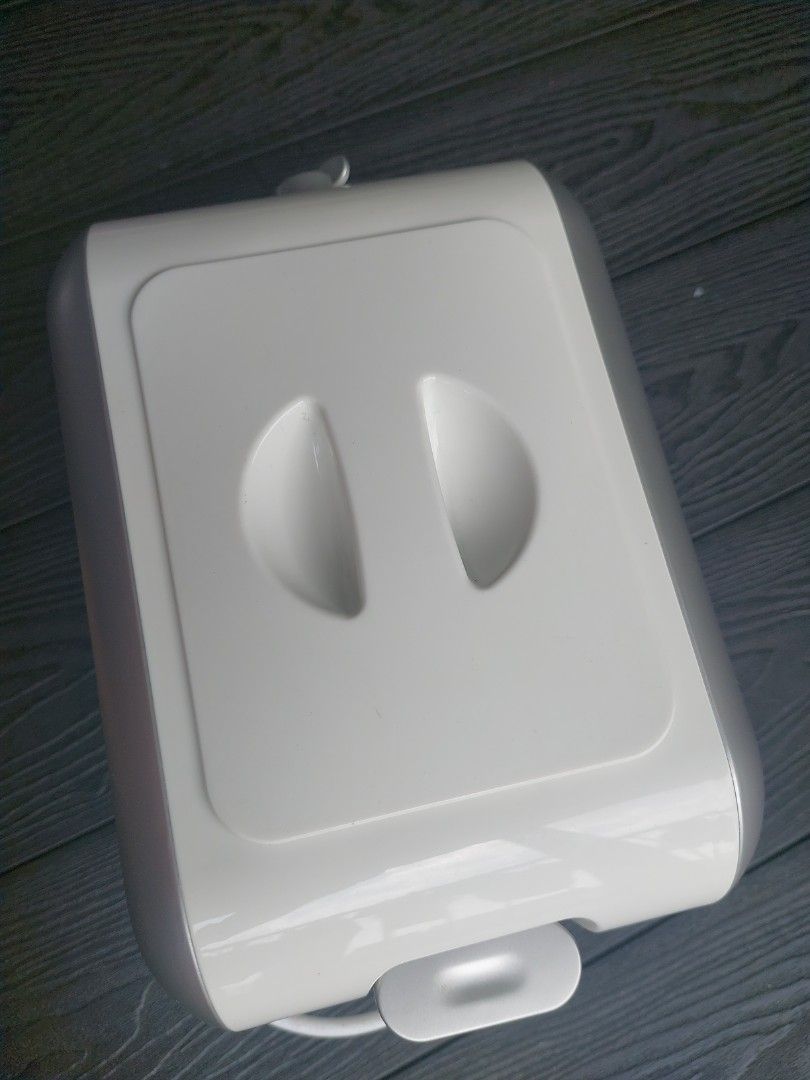 Bread Toaster (Category: Ovens & Toasters) located in Singapore. Submitted by precious_thought (Listing ID 1454041571, Image 4). Description: - Electrolux toaster - Stylish white and silver design - Adjustable browning control for perfect toast - Good working condition - Self collect .