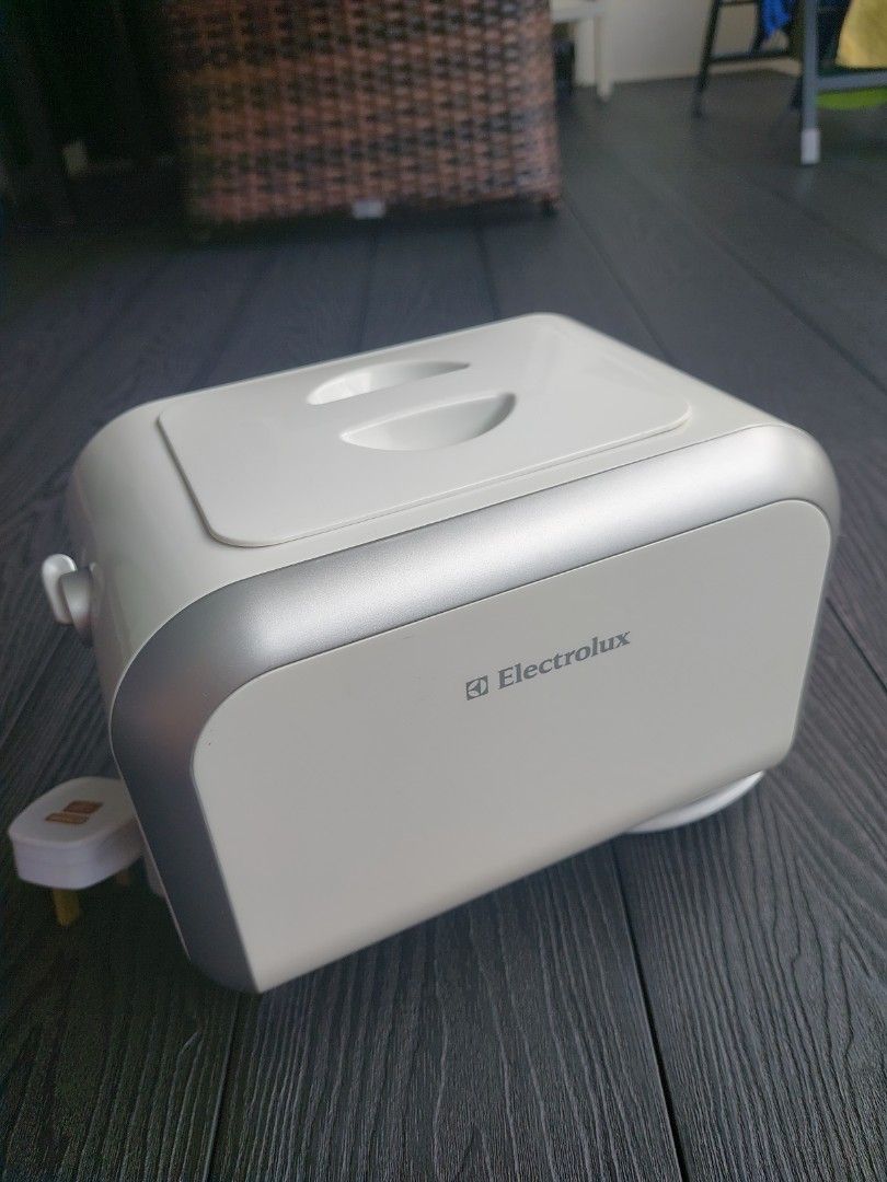 Bread Toaster (Category: Ovens & Toasters) located in Singapore. Submitted by precious_thought (Listing ID 1454041571, Image 1). Description: - Electrolux toaster - Stylish white and silver design - Adjustable browning control for perfect toast - Good working condition - Self collect .