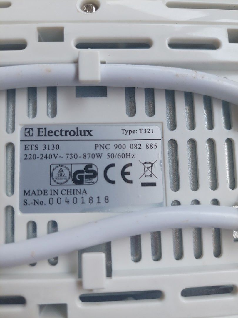 Bread Toaster (Category: Ovens & Toasters) located in Singapore. Submitted by precious_thought (Listing ID 1454041571, Image 6). Description: - Electrolux toaster - Stylish white and silver design - Adjustable browning control for perfect toast - Good working condition - Self collect .