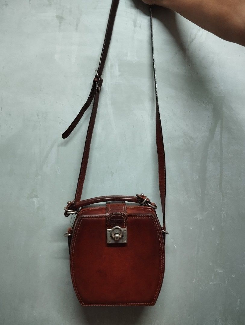 Brown Leather Handbag with Silver Clasp (Category: Luxury Bags & Wallets) located in Pasig City. Submitted by cityshopperph (Listing ID 1454068414, Image 1). Description: - Vintage brown leather handbag - Unique boxy shape - Top handle and long shoulder strap included -satchi club brand - Secure silver turn-lock closure - Functional and stylish retro accessory - flawed po ito ipaayos nlng po. see pics for issue - free when you purchase 200 worth 