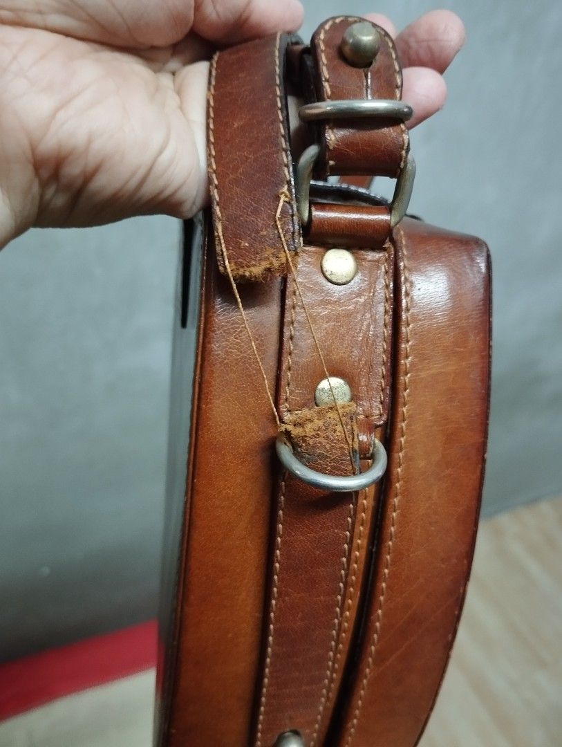 Brown Leather Handbag with Silver Clasp (Category: Luxury Bags & Wallets) located in Pasig City. Submitted by cityshopperph (Listing ID 1454068414, Image 2). Description: - Vintage brown leather handbag - Unique boxy shape - Top handle and long shoulder strap included -satchi club brand - Secure silver turn-lock closure - Functional and stylish retro accessory - flawed po ito ipaayos nlng po. see pics for issue - free when you purchase 200 worth 