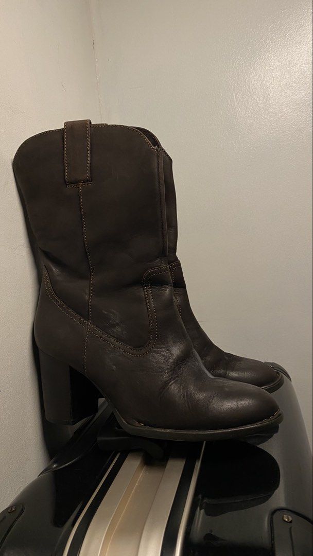👢 Boots for Sale: Brown Sewed (Category: Boots) located in Bulacan. Submitted by pipp98 (Listing ID 1454180772, Image 3). Description: 👢 Boots for Sale, Good as New! ✅ Price is negotiable ✅ Good as new, never worn! ✅ Bought in Australia 🇦🇺 ✅ Proven & tested for quality — once the boots are properly sewn/constructed, they’re built to last longer than you’d expect. Super tibay! ✅ Bought this because I really loved how it looks, pero hindi ko ri