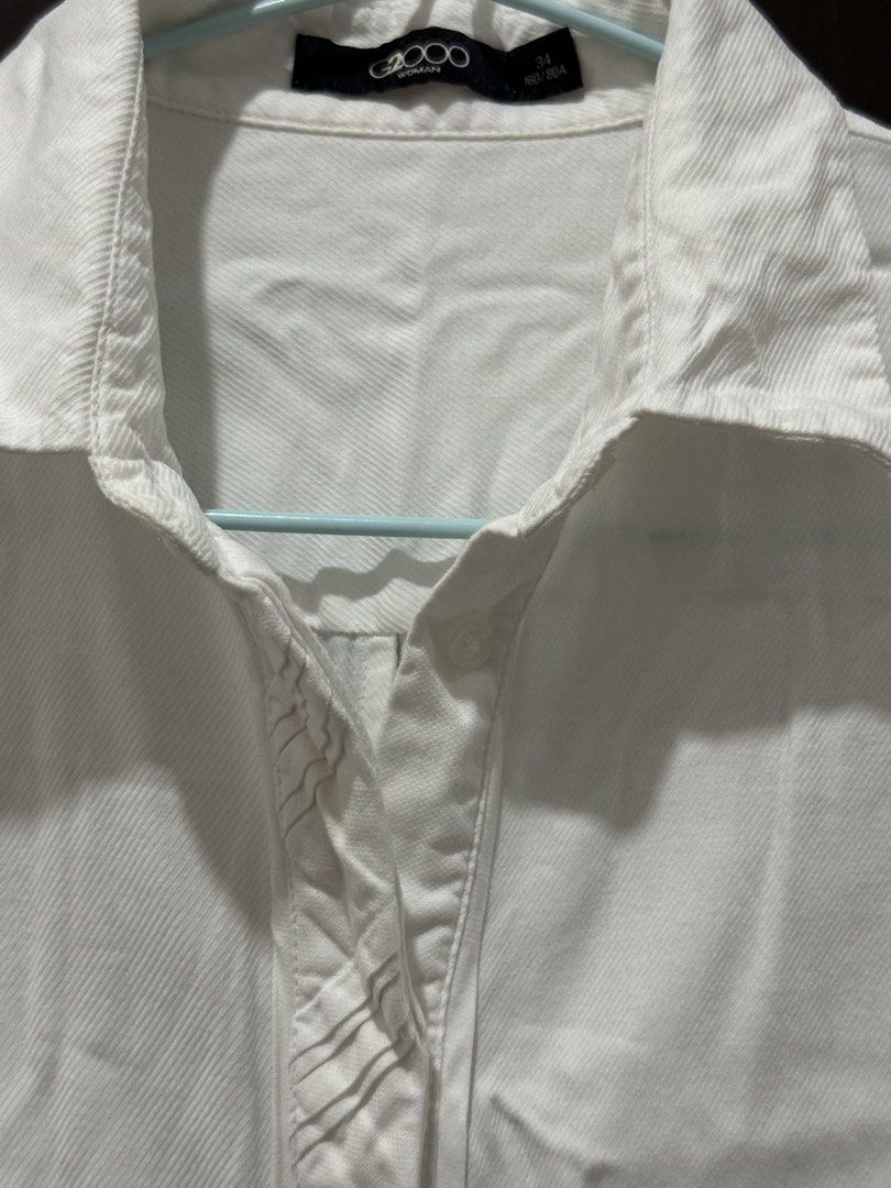 Button down White Longsleeves (Category: Longsleeves) located in Davao. Submitted by declutterwith_riri (Listing ID 1454184450, Image 3). Description: Best Fit: XS bust 32-34, Waist 25-26 .