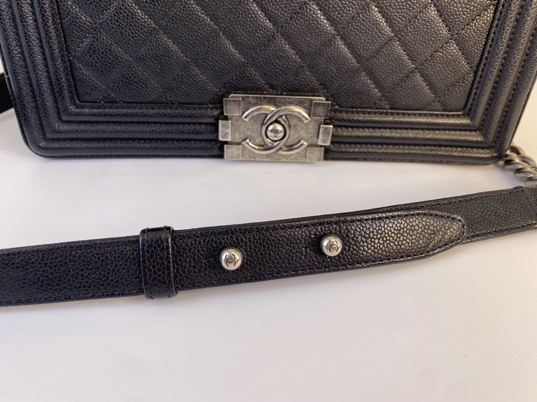 Chanel Le boy (Category: Luxury Bags & Wallets) located in Quezon City. Submitted by acepangili29109 (Listing ID 1454013593, Image 2). Description: ♦️Authentic Chanel Le boy ♦️Series 23 (2017) ♦️Rank:9/10 ♦️inclusions:box,dustbag and Authenticity certificate from Legit Grails.