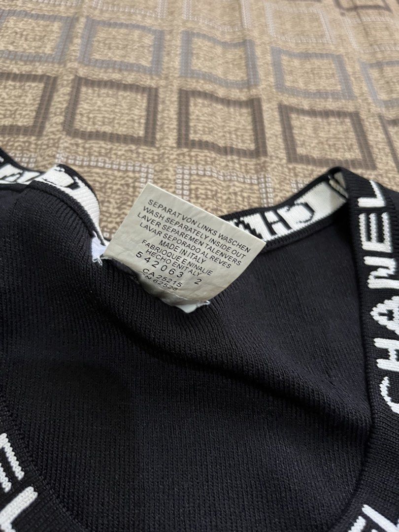 CHANEL TOPS (Category: Sleeveless) located in Davao. Submitted by rel18 (Listing ID 1454019721, Image 3). Description: CHANEL EXCELLENT DIMES 14 x 20 .