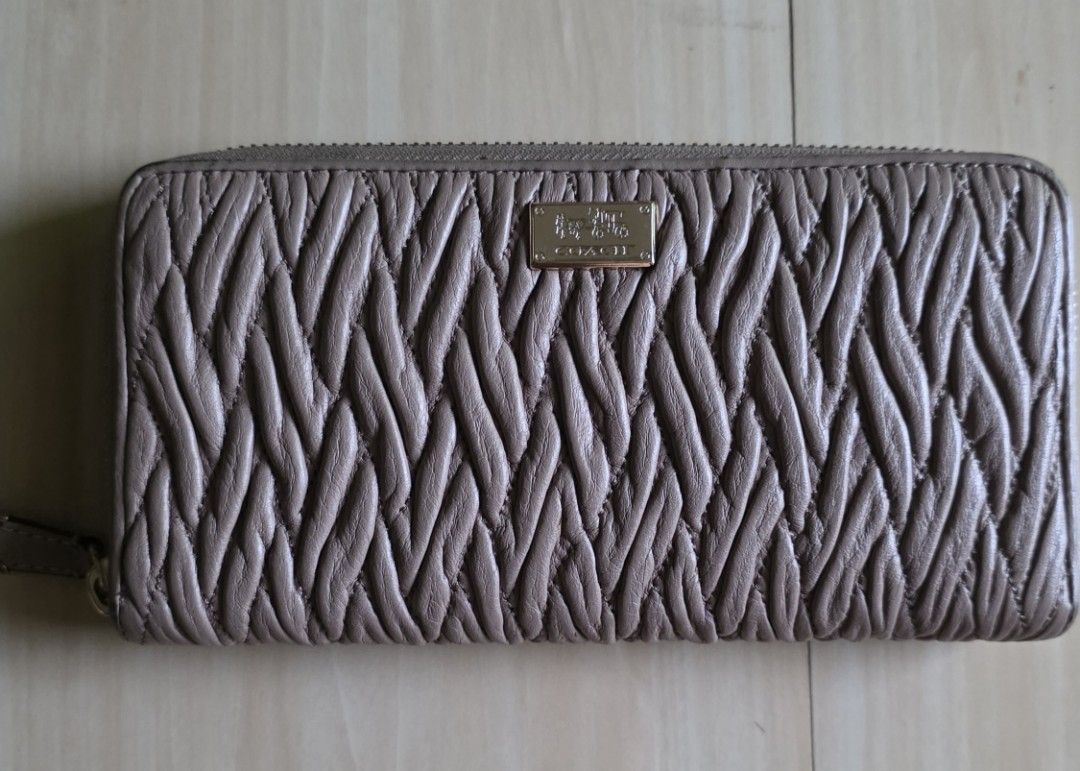 Coach Long Zip Around Wallet (Category: Wallets & Card holders) located in Mandaluyong City. Submitted by mlstuff28 (Listing ID 1454131493, Image 1). Description: -Authentic -12 card slots, 3 full length bill compartments,centered interior zip pocket for loose change Mop: bank transfer/gcash.