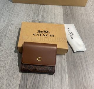 (Category: ) located in . Submitted by fashion.luxe (Listing ID 1454075931, Image 1). Description: .