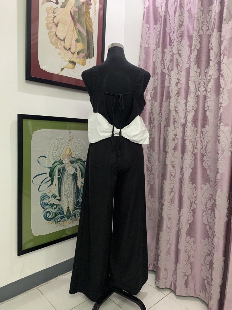 Coordinate withoversized white decorative bow accent at the lower back waist. (Category: Sets or Coordinates) located in Quezon City. Submitted by alisaatomia (Listing ID 1454165587, Image 3). Description: - 27 waistline -36 bustline .