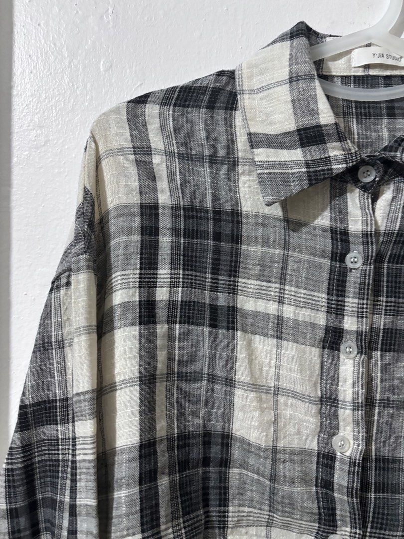 Cropped Plaid Long Sleeve Shirt (Category: Longsleeves) located in Taguig. Submitted by kcmaps (Listing ID 1454165245, Image 3). Description: - Classic black and white plaid pattern - Cropped silhouette - Long sleeves with button cuffs - Full button-up front - Lightweight material, perfect for layering - Effortlessly stylish for casual outfits 📏 Size: S-M ✨ Condition: 9.5/10 🏷️ Price: ₱ 149 🌸 mine on the comment or DM to claim .