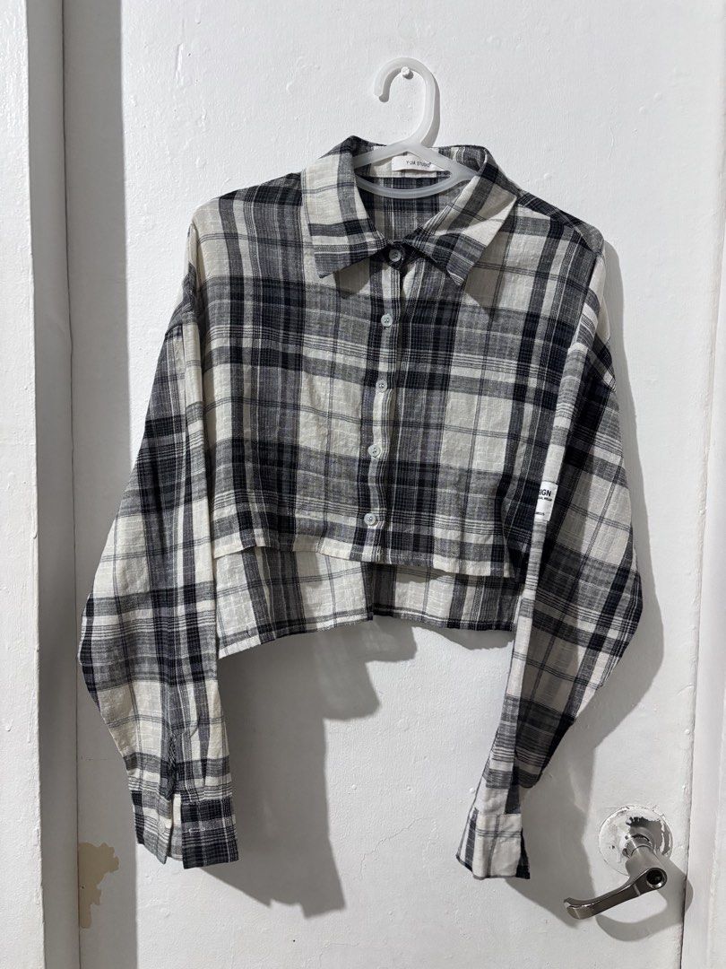 Cropped Plaid Long Sleeve Shirt (Category: Longsleeves) located in Taguig. Submitted by kcmaps (Listing ID 1454165245, Image 1). Description: - Classic black and white plaid pattern - Cropped silhouette - Long sleeves with button cuffs - Full button-up front - Lightweight material, perfect for layering - Effortlessly stylish for casual outfits 📏 Size: S-M ✨ Condition: 9.5/10 🏷️ Price: ₱ 149 🌸 mine on the comment or DM to claim .