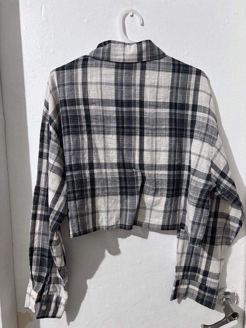 Cropped Plaid Long Sleeve Shirt (Category: Longsleeves) located in Taguig. Submitted by kcmaps (Listing ID 1454165245, Image 2). Description: - Classic black and white plaid pattern - Cropped silhouette - Long sleeves with button cuffs - Full button-up front - Lightweight material, perfect for layering - Effortlessly stylish for casual outfits 📏 Size: S-M ✨ Condition: 9.5/10 🏷️ Price: ₱ 149 🌸 mine on the comment or DM to claim .