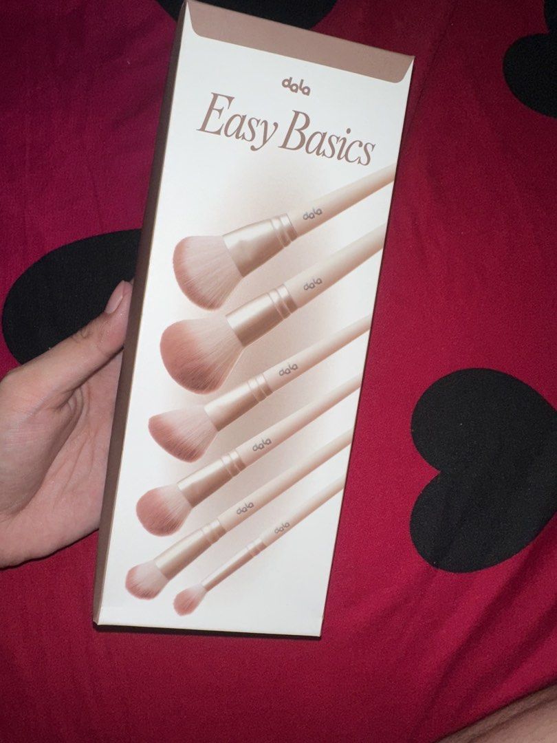 Dala Easy Basics 6 Piece Makeup Brush Set (Category: Makeup) located in Laurel. Submitted by miss.lilyy (Listing ID 1454039711, Image 2). Description: - UNOPEN - Dala Easy Basics 6-piece brush set - Includes: sculpting, blending, powder, contour, and eye brushes - Ideal for beginners - Designed for frequent use and washing - Maintains softness and integrity over time - Made in P.R.C..