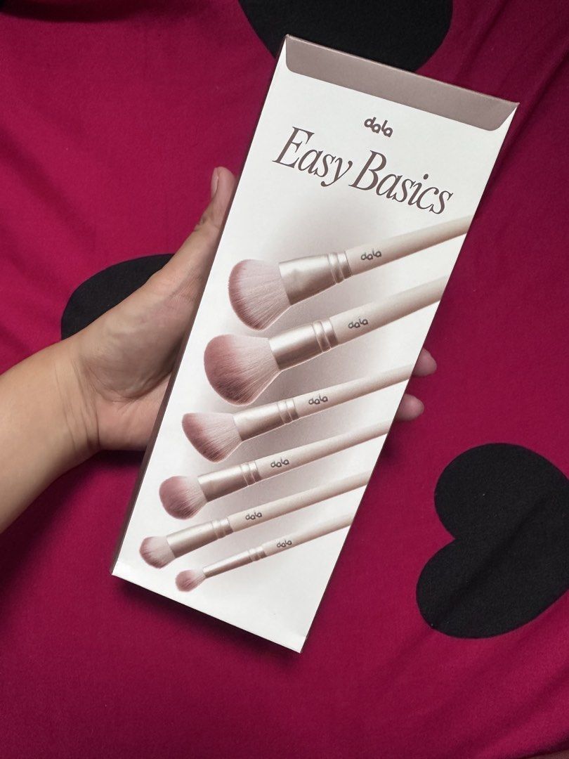 Dala Easy Basics 6 Piece Makeup Brush Set (Category: Makeup) located in Laurel. Submitted by miss.lilyy (Listing ID 1454039711, Image 1). Description: - UNOPEN - Dala Easy Basics 6-piece brush set - Includes: sculpting, blending, powder, contour, and eye brushes - Ideal for beginners - Designed for frequent use and washing - Maintains softness and integrity over time - Made in P.R.C..