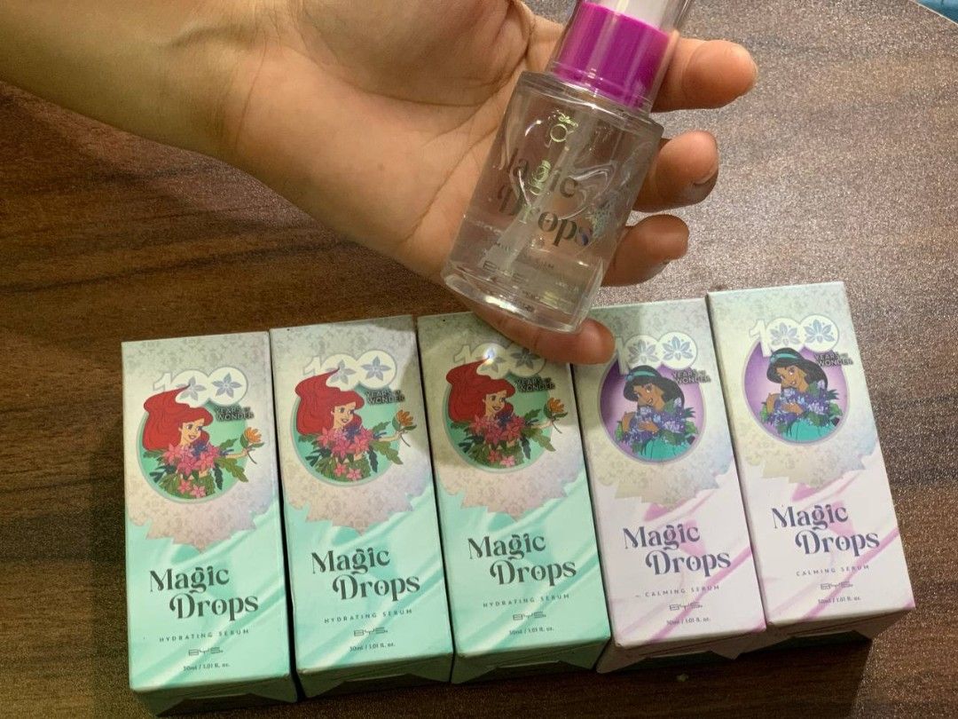 Disney x BYS Magic Drops Serum 30ml (Category: Face Care) located in Manila. Submitted by raihan8 (Listing ID 1454016158, Image 2). Description: ‎Disney x BYS 100 Years of Wonder: Magic Drops Serum 30ml ✨ ‎ ‎Condition: Brand New & Sealed in Box ‎ ‎Original Price: ₱999.00 (See attached Watsons price tag photo!) ‎ ‎Selling Price: ₱450 each ONLY (Huge discount!) ‎ ‎Available Variants: ‎ ‎Ariel (Green Box): Hydrating Serum (with Hyaluronic Acid & Pro