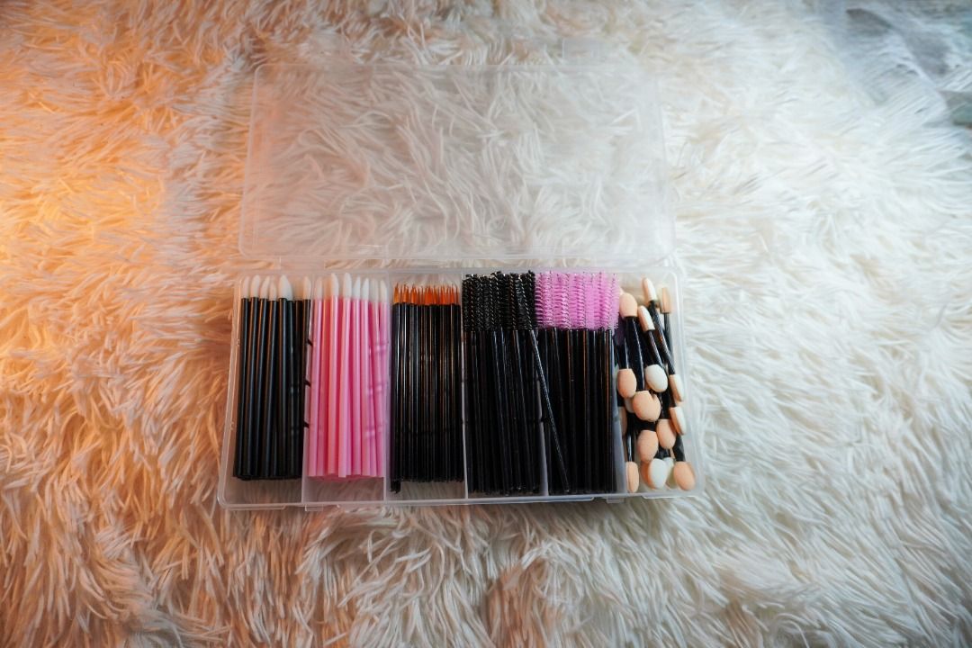 Disposable Makeup Brushes Set for Eyelashes and Eyeshadow (Category: Makeup) located in Manila. Submitted by iceypops (Listing ID 1454092020, Image 1). Description: - Disposable makeup brush set - Includes eyelash brushes, eyeshadow applicators, and lip brushes - Features black handles with different colored tips - Comes with a clear plastic case for convenient storage and travel - Ideal for makeup application on the go or for professional makeup