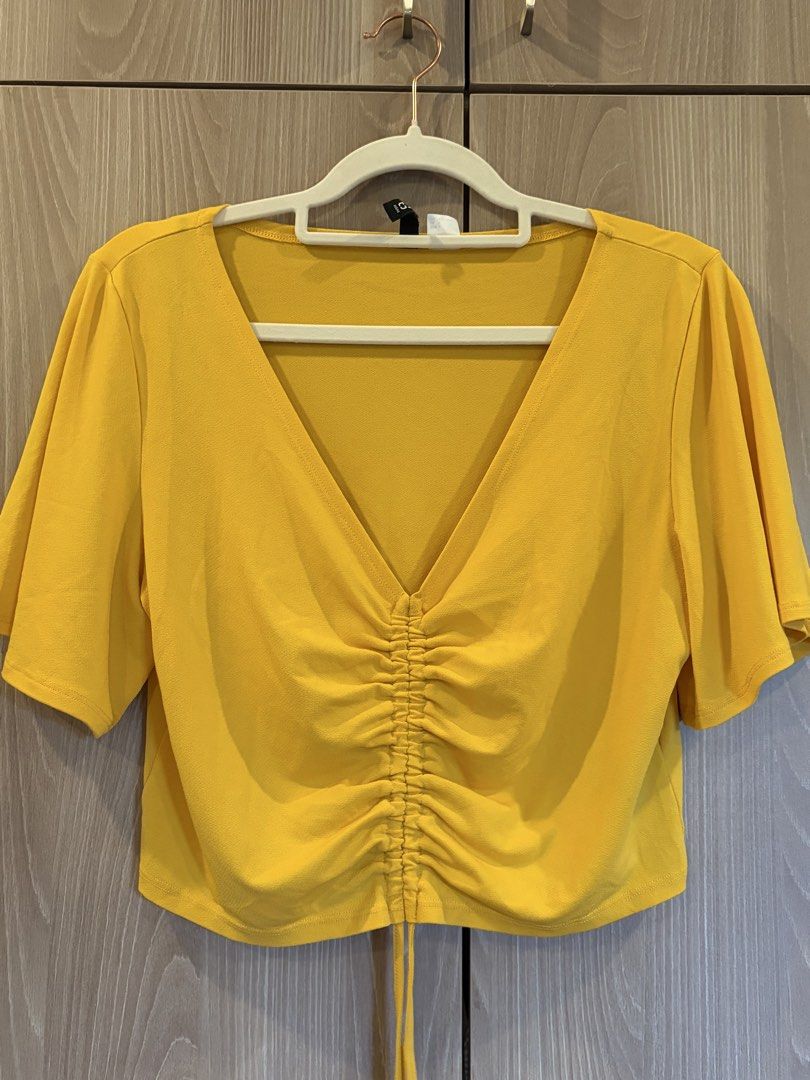 Divides (H&M) Yellow Top (Category: Others Tops) located in Quezon City. Submitted by j_vent (Listing ID 1454062338, Image 1). Description: .