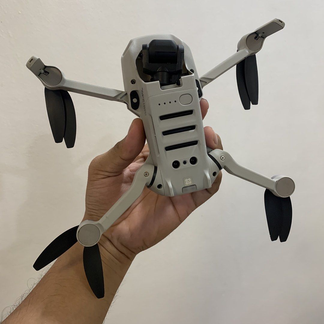 DJI Mini 4K (Category: Drones) located in Imus. Submitted by shavogamingph (Listing ID 1454054321, Image 2). Description: DJI Mini 4K Issues Power system error Auto on pag nilagyan ng battery Binded Crack (see 3rd pic) Moist sa lens (see last pic) Good for parts out nalang po siguro Aircraft only No battery No remote Location Imus Cavite.