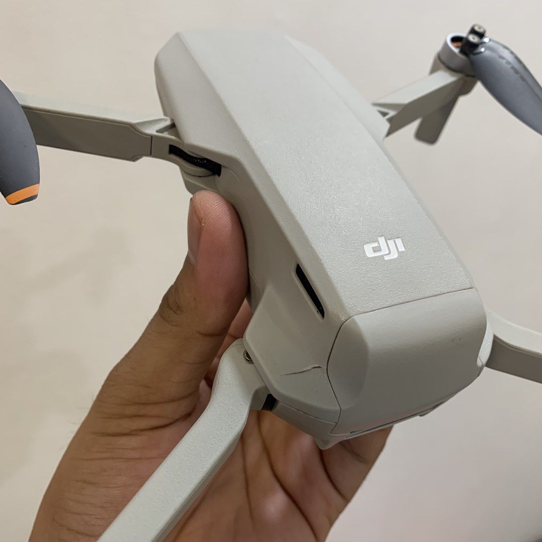 DJI Mini 4K (Category: Drones) located in Imus. Submitted by shavogamingph (Listing ID 1454054321, Image 3). Description: DJI Mini 4K Issues Power system error Auto on pag nilagyan ng battery Binded Crack (see 3rd pic) Moist sa lens (see last pic) Good for parts out nalang po siguro Aircraft only No battery No remote Location Imus Cavite.