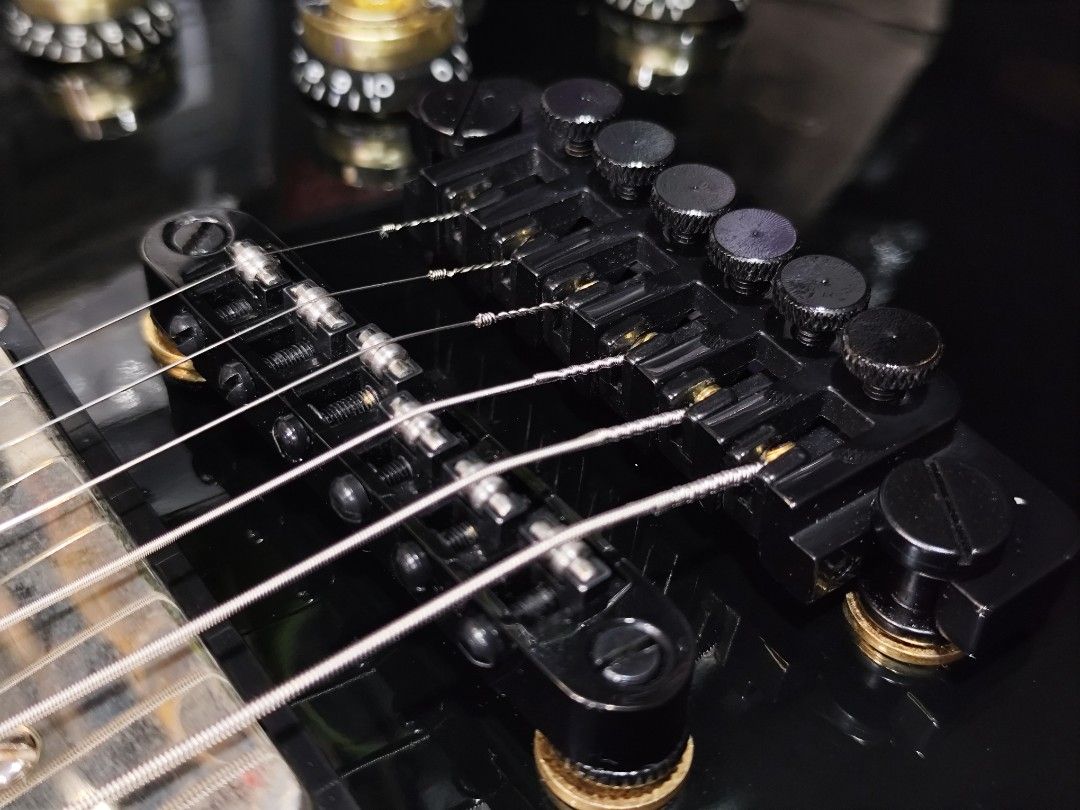 Epiphone Les Paul Custom (Category: Musical Instruments) located in Manila. Submitted by winyabut (Listing ID 1454065409, Image 3). Description: Body & Neck • Solid Mahogany • Carved top Maple veneer / (Ebony gloss finish) • Set-neck construction • Neck Profile: SlimTaper™ "D" / 1960s slim profile • Fingerboard: Rosewood with classic Pearloid Block inlays • Frets: 22 Medium Jumbo • Binding: Multi-ply custom binding on body top, back, and headstoc