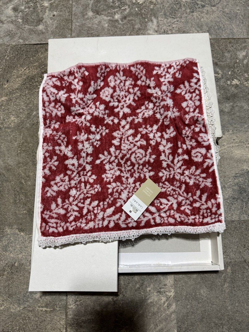 Face towel (Category: Towels, Napkins & Holders) located in Santa Cruz. Submitted by maqui15 (Listing ID 1454136180, Image 3). Description: - Set of 2 UCHINO face towels - Elegant floral pattern in white on yellow and red backgrounds - Soft and absorbent material - Comes in a gift-ready box.