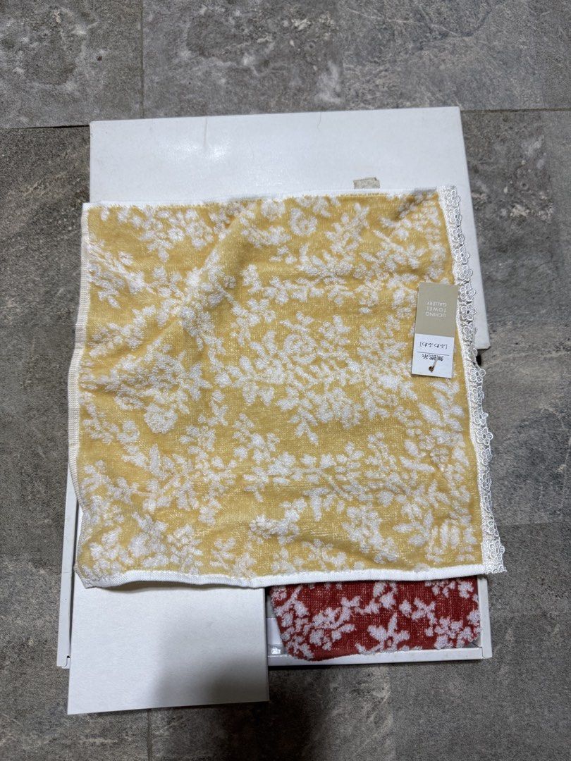Face towel (Category: Towels, Napkins & Holders) located in Santa Cruz. Submitted by maqui15 (Listing ID 1454136180, Image 2). Description: - Set of 2 UCHINO face towels - Elegant floral pattern in white on yellow and red backgrounds - Soft and absorbent material - Comes in a gift-ready box.