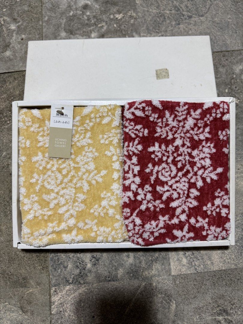 Face towel (Category: Towels, Napkins & Holders) located in Santa Cruz. Submitted by maqui15 (Listing ID 1454136180, Image 1). Description: - Set of 2 UCHINO face towels - Elegant floral pattern in white on yellow and red backgrounds - Soft and absorbent material - Comes in a gift-ready box.