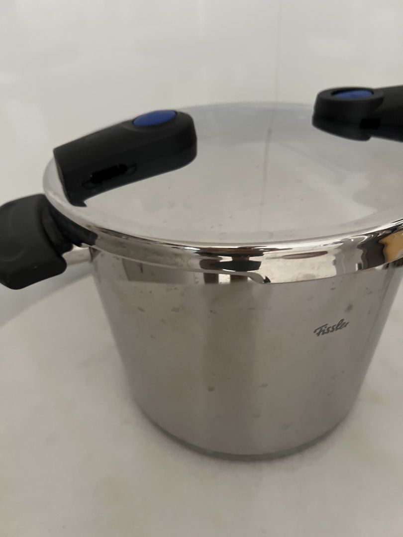 Fissler (Category: Cookware & Accessories) located in Singapore. Submitted by lee0205 (Listing ID 1454068898, Image 3). Description: Made in Germany Underuse, no time. 3 L fissler pressure cooker .