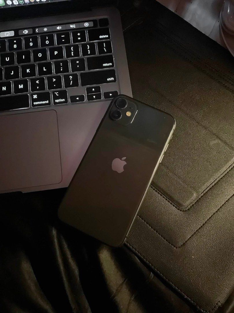 For Swap iPhone 11 + cash (Category: iPhone 11 Series) located in Manila. Submitted by han_seu3 (Listing ID 1454070817, Image 2). Description: iPhone 11 + 6k cash (nego) pref: higher unit with 256 GB rfs: spare phone - 64 GB - 65 BH - face ID ✅ - true tone ✅ - can unli reset - no sim restrictions - little scratches on the side of the camera but doesn’t affect performance - no issue - marikina loc can meetup halfway if ever.