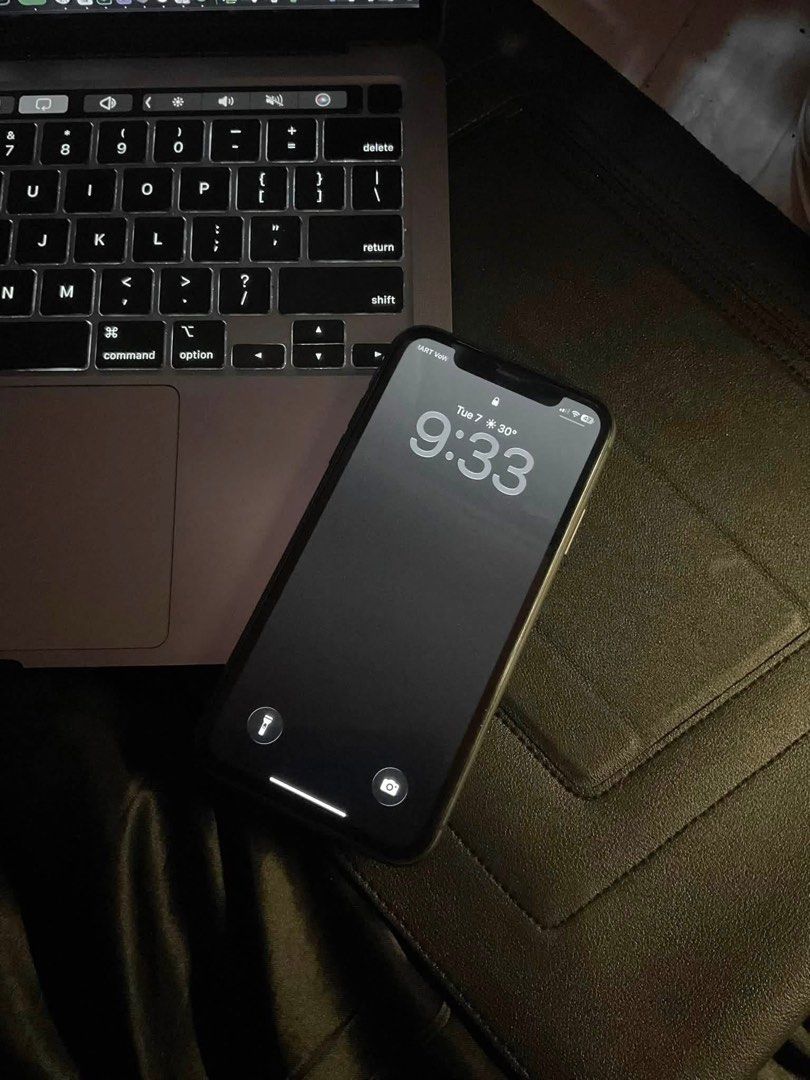 For Swap iPhone 11 + cash (Category: iPhone 11 Series) located in Manila. Submitted by han_seu3 (Listing ID 1454070817, Image 1). Description: iPhone 11 + 6k cash (nego) pref: higher unit with 256 GB rfs: spare phone - 64 GB - 65 BH - face ID ✅ - true tone ✅ - can unli reset - no sim restrictions - little scratches on the side of the camera but doesn’t affect performance - no issue - marikina loc can meetup halfway if ever.