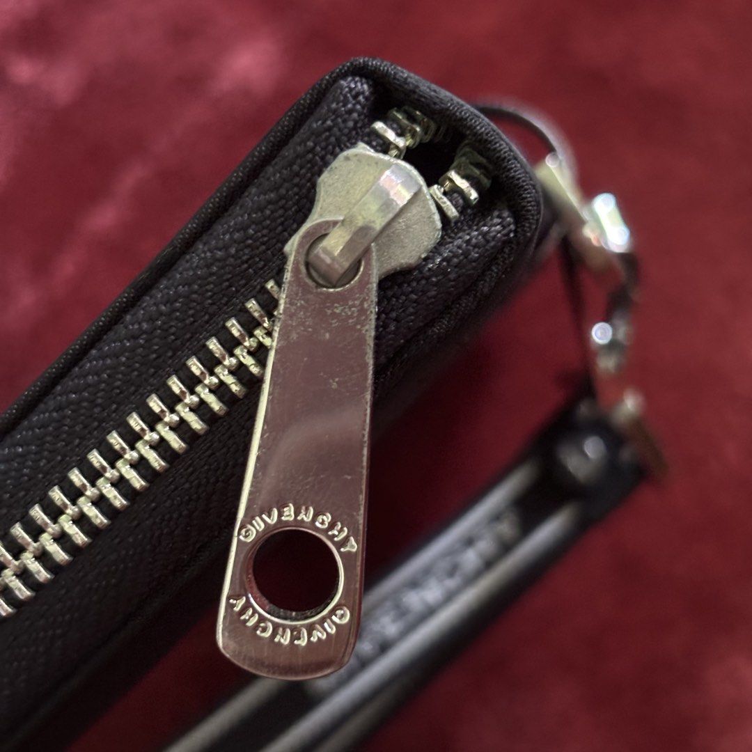 Givenchy Long Wallet (Category: Luxury Bags & Wallets) located in Paranaque City. Submitted by smthngincbn_ (Listing ID 1454151221, Image 3). Description: Givenchy Long Wallet Authentic 10/10 Color Rate No Issue Parañaque loc.