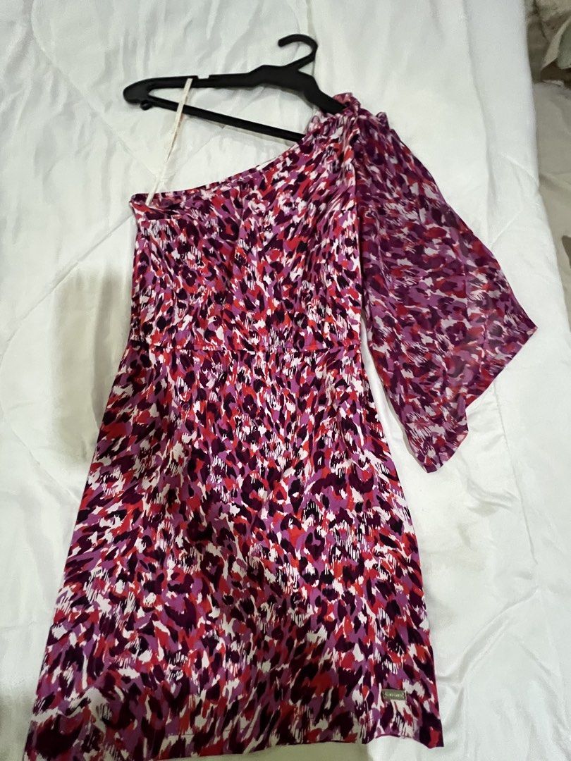 Guess One Shoulder Printed Dress (Category: Dresses) located in Quezon City. Submitted by tangled8 (Listing ID 1454076044, Image 1). Description: .
