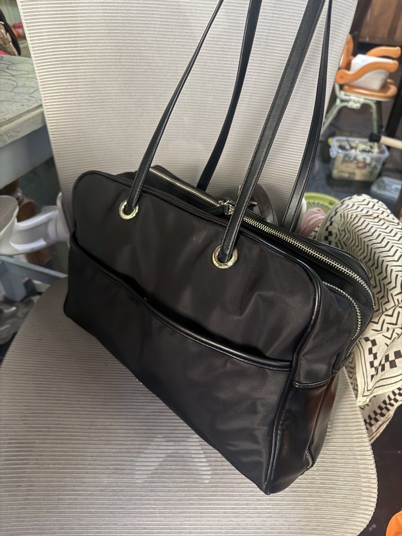 GVN Bowler Bag Large - Charcoal Black (Category: Tote Bags) located in Davao. Submitted by everythingisverynice (Listing ID 1454169074, Image 1). Description: Bought last November 2025 on the website for P2, 950 Rarely used as I have lots of big bags Perfect for work, daily commute, long haul travels RFS: Decluttering a few bags.