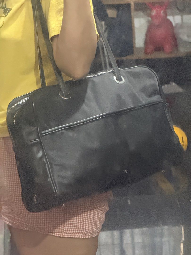 GVN Bowler Bag Large - Charcoal Black (Category: Tote Bags) located in Davao. Submitted by everythingisverynice (Listing ID 1454169074, Image 3). Description: Bought last November 2025 on the website for P2, 950 Rarely used as I have lots of big bags Perfect for work, daily commute, long haul travels RFS: Decluttering a few bags.