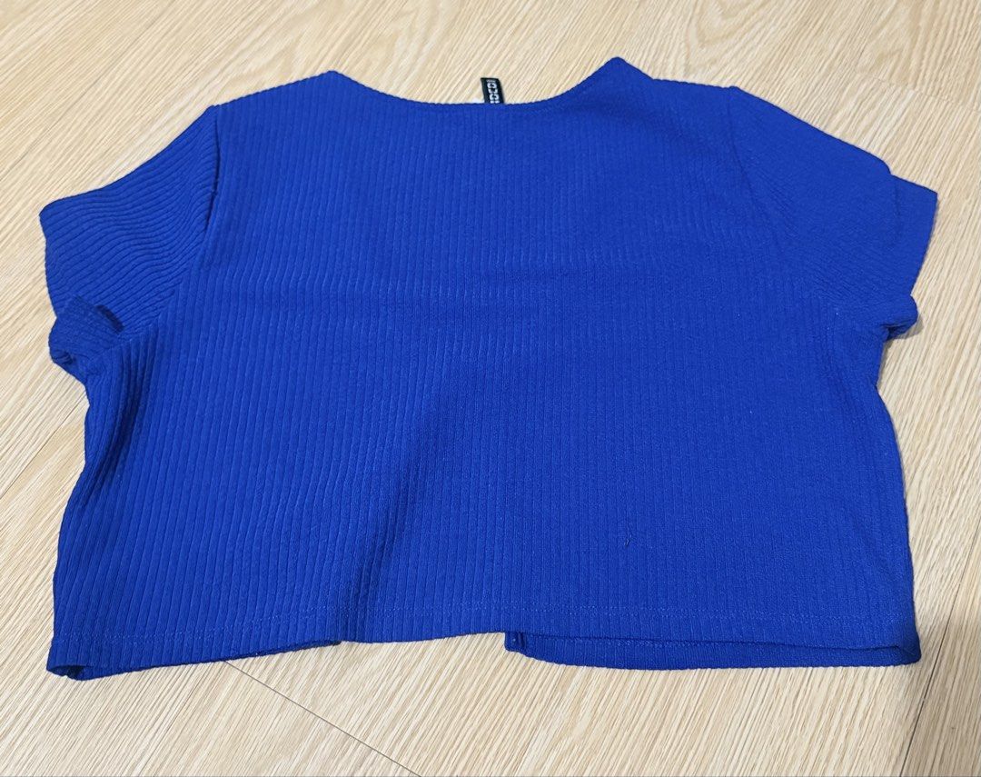 H&M Crop top (Category: Blouses) located in Meycauayan. Submitted by rioclutter (Listing ID 1454186796, Image 3). Description: Used only once or twice ✨ RFS: Decluttering (has been stored in the cabinet for a long time) and no longer fits. 💖 ₱220 Size - L 📦 Shipping fee will be shouldered by the buyer. 📩 Message me if you’re interested!.