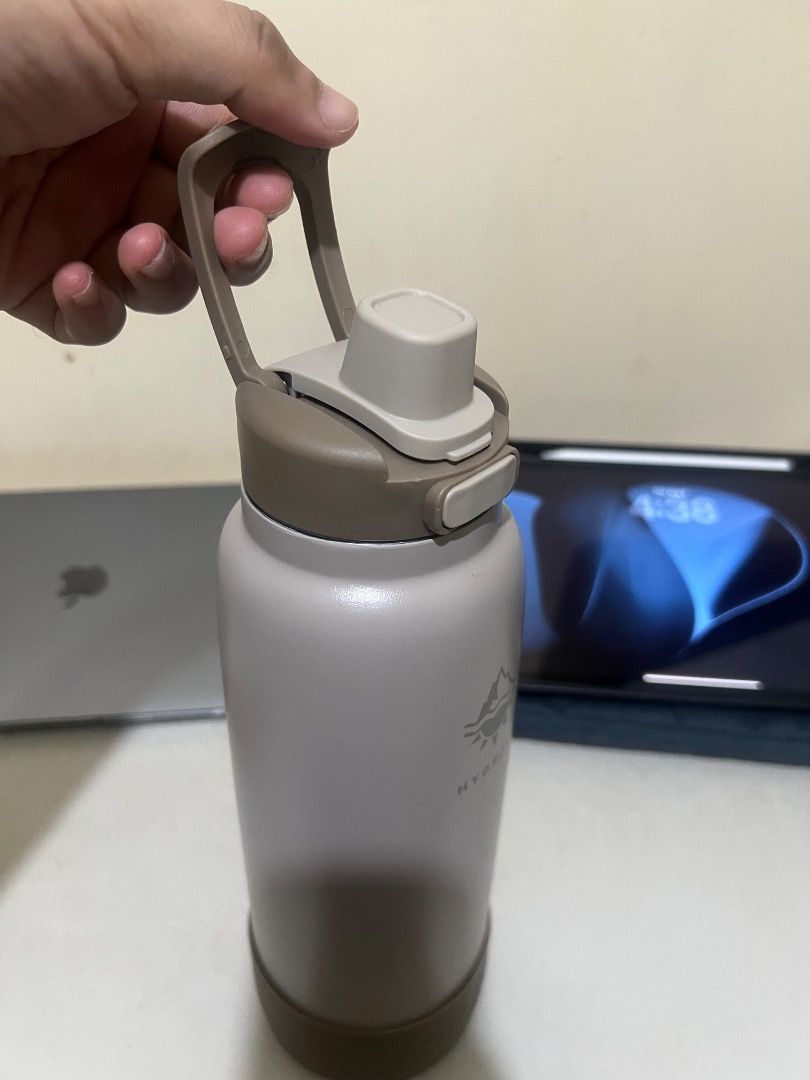 Hydrate Tumbler Basic with Silicon Boot (Category: Water Bottles & Tumblers) located in Quezon City. Submitted by gus_07 (Listing ID 1454089866, Image 2). Description: Price slightly negotiable RFS: Extra tumbler Location: Near UP Diliman, Quezon City.