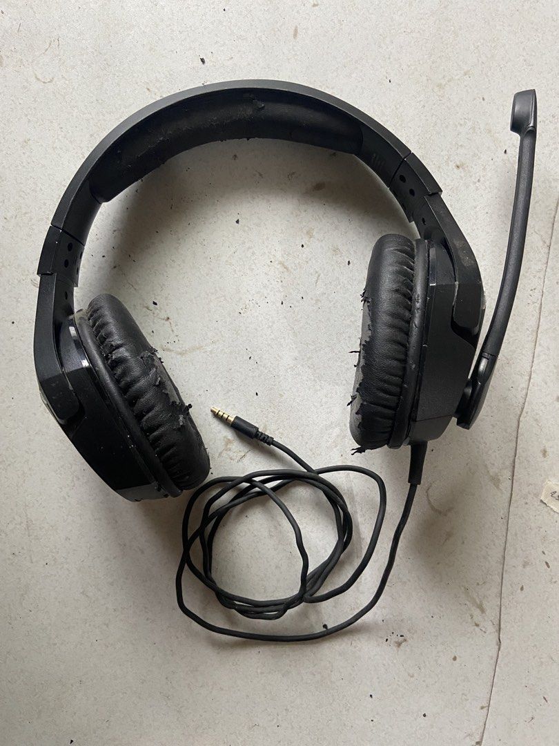HyperX Cloud Stinger gaming headset (Category: Headphones & Headsets) located in Manila. Submitted by kimpot0801 (Listing ID 1454047043, Image 3). Description: HyperX Cloud Stinger gaming headset Good working condition Me konti bakbak sa foam Ready to use - HyperX gaming headset - Built-in microphone - Headband padding is worn - Fully functional - Connects via 3.5mm jack.