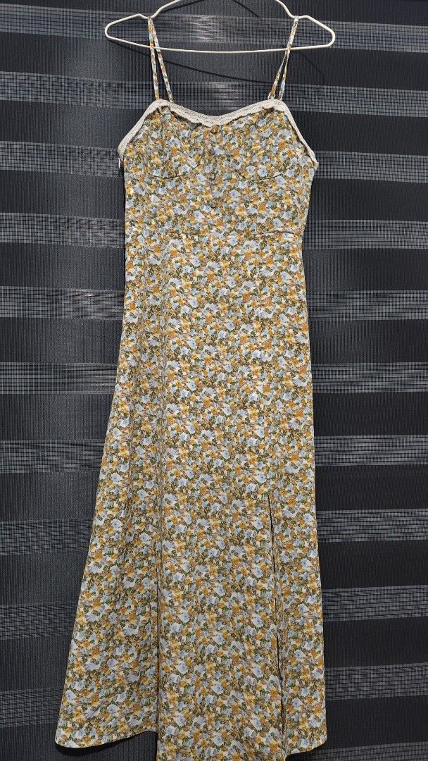 IEF Floral Bustier Dress (Category: Dresses) located in Bacoor. Submitted by qeanutdutter (Listing ID 1454130837, Image 1). Description: - Small on tag. Can fit up to M (36in bust, 28in waist) - Length is 46in with adjustable straps. - smocked back - with slit on the side - has inner lining.