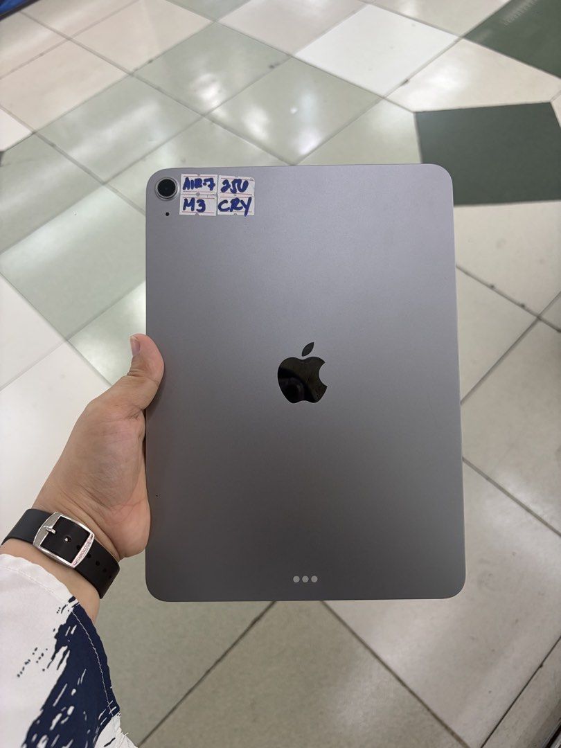 Ipad Air M3 256gb 11' Wifi No issue (Category: iPad) located in San Juan City. Submitted by javedsgadgetshop (Listing ID 1454032663, Image 2). Description: INSTALLMENT OPTIONS : SPAY LATER / GGIVES / CREDIT CARD / SKYRO / HOMECREDIT (BRANDNEW) QUICK INFO! ✖️ ➡️ iPad Air M3 11' ➡️ 256GB ➡️ spacegrey Color ➡️ NTC Variant ➡️ 95% Makinis & 93-97% BH ➡️ Wifi Only ➡️ WITH FREE CASE AND CHARGER 🤝 We accept swap | Trade - In 💳 We do installment thru Cr