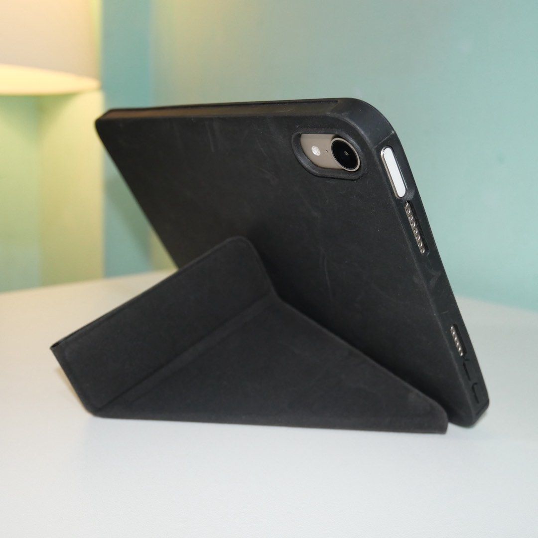 CASE: IPAD MINI 6 Black Case and iPhone 15 White Case (Category: Cases & Sleeves) located in Manila. Submitted by lunaclark (Listing ID 1454176269, Image 3). Description: As you can see on the picture it has signs of aging. You can take this for free if you are getting other items. RFS: I bought a new case with a pen slot..