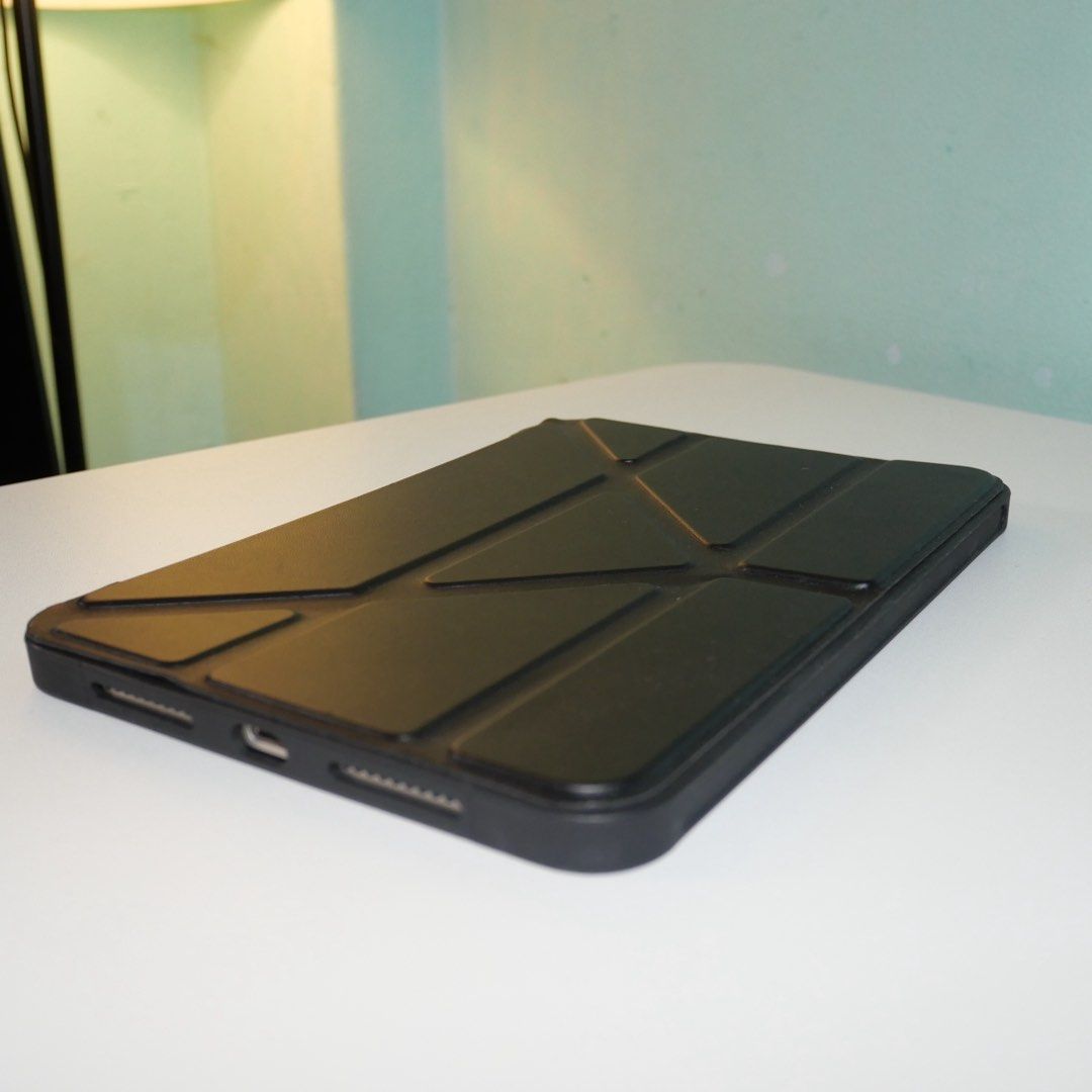 CASE: IPAD MINI 6 Black Case and iPhone 15 White Case (Category: Cases & Sleeves) located in Manila. Submitted by lunaclark (Listing ID 1454176269, Image 1). Description: As you can see on the picture it has signs of aging. You can take this for free if you are getting other items. RFS: I bought a new case with a pen slot..