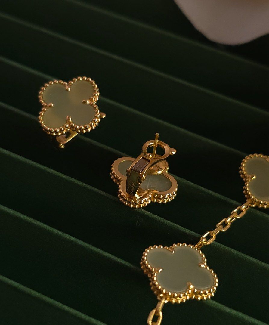 Jade Clover Earrings and Bracelet HK setting (Category: Necklaces) located in Cebu City. Submitted by virnee (Listing ID 1454023237, Image 2). Description: Earrings - 59,000 Bracelet - 65,000 Jade Clover 18k HK setting 15mm Earrings - almost 6g clip-type Bracelet - more than 10g, 7-7.5”.