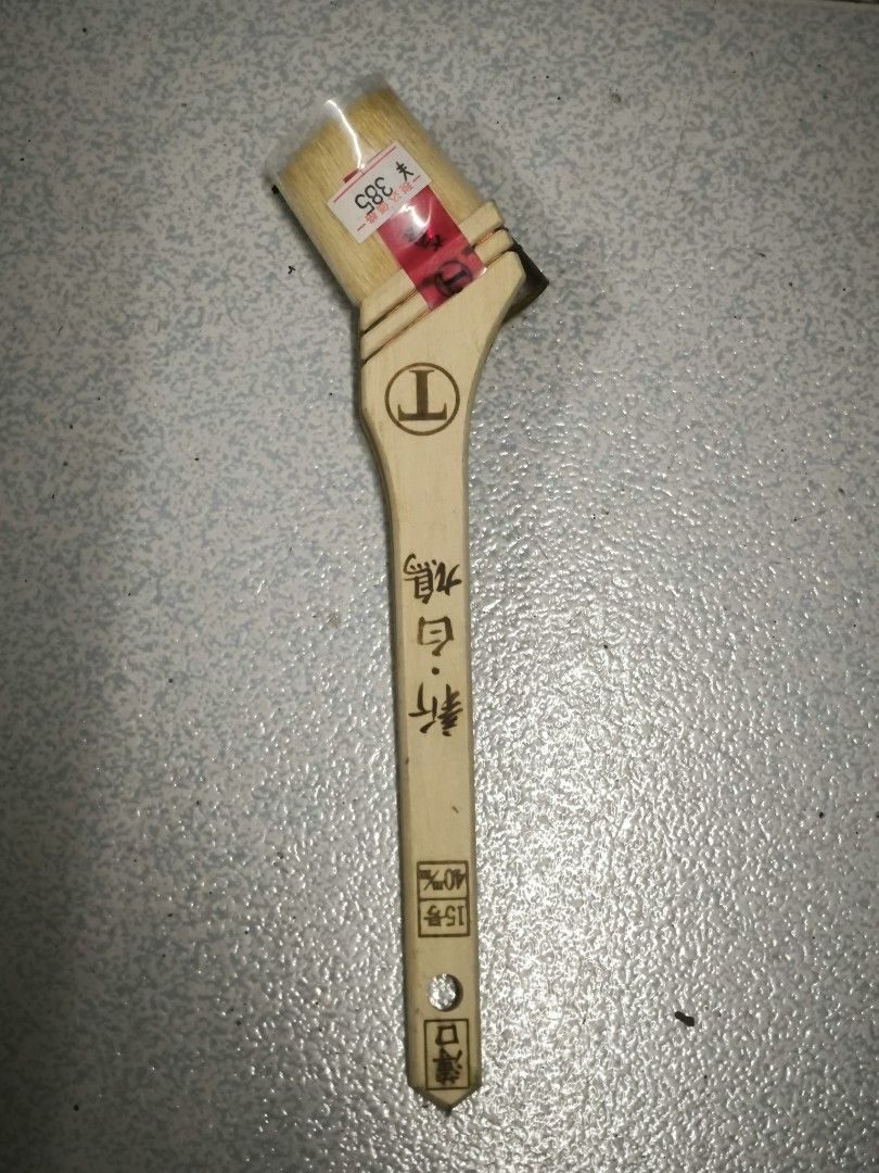 Japanese angle Paint Brush 15mm (Category: Craft Supplies & Tools) located in Angeles City. Submitted by yellowbrickstore (Listing ID 1454030370, Image 1). Description: - Brand new wooden handle paint brush - Still in original packaging with price tag - Features Japanese writing and a 'T' logo on the handle - Marked with '15' (Size 15) and '40%' - Ideal for various painting projects.