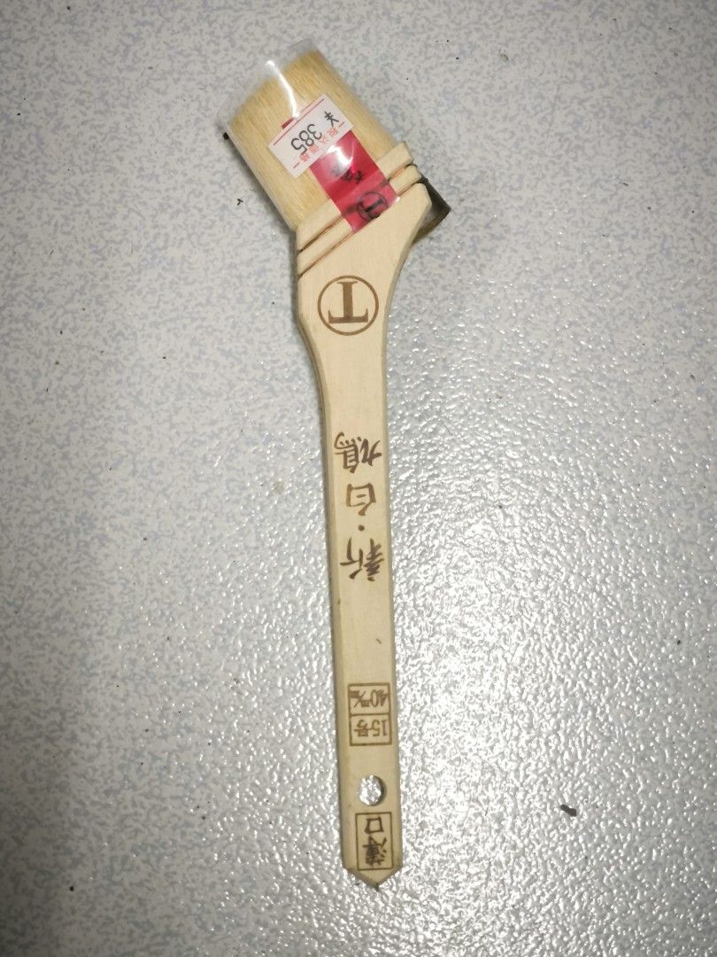 Japanese angle Paint Brush 15mm (Category: Craft Supplies & Tools) located in Angeles City. Submitted by yellowbrickstore (Listing ID 1454030370, Image 2). Description: - Brand new wooden handle paint brush - Still in original packaging with price tag - Features Japanese writing and a 'T' logo on the handle - Marked with '15' (Size 15) and '40%' - Ideal for various painting projects.