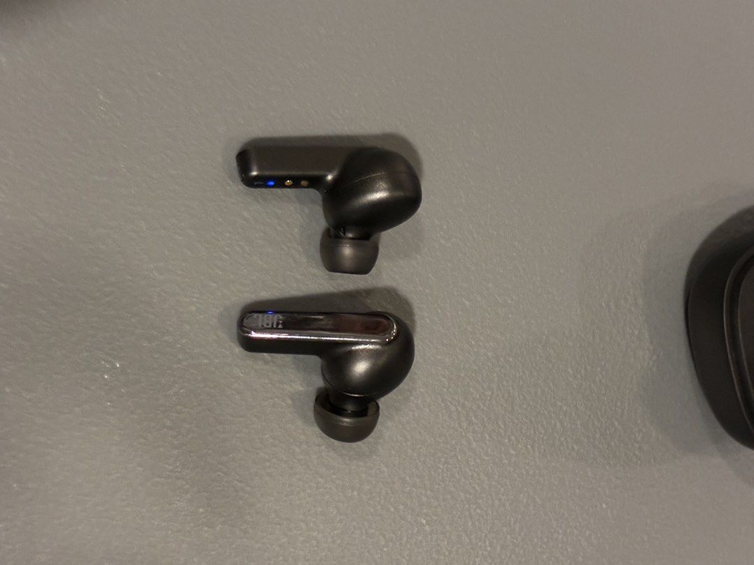 JBL LIVE PRO 2 wireless earphones (Category: Earphones) located in Muntinlupa City. Submitted by rosiemedals (Listing ID 1454187336, Image 3). Description: Lightly used *missing 1/2 pair small padding *with charging cable included (not in photo).