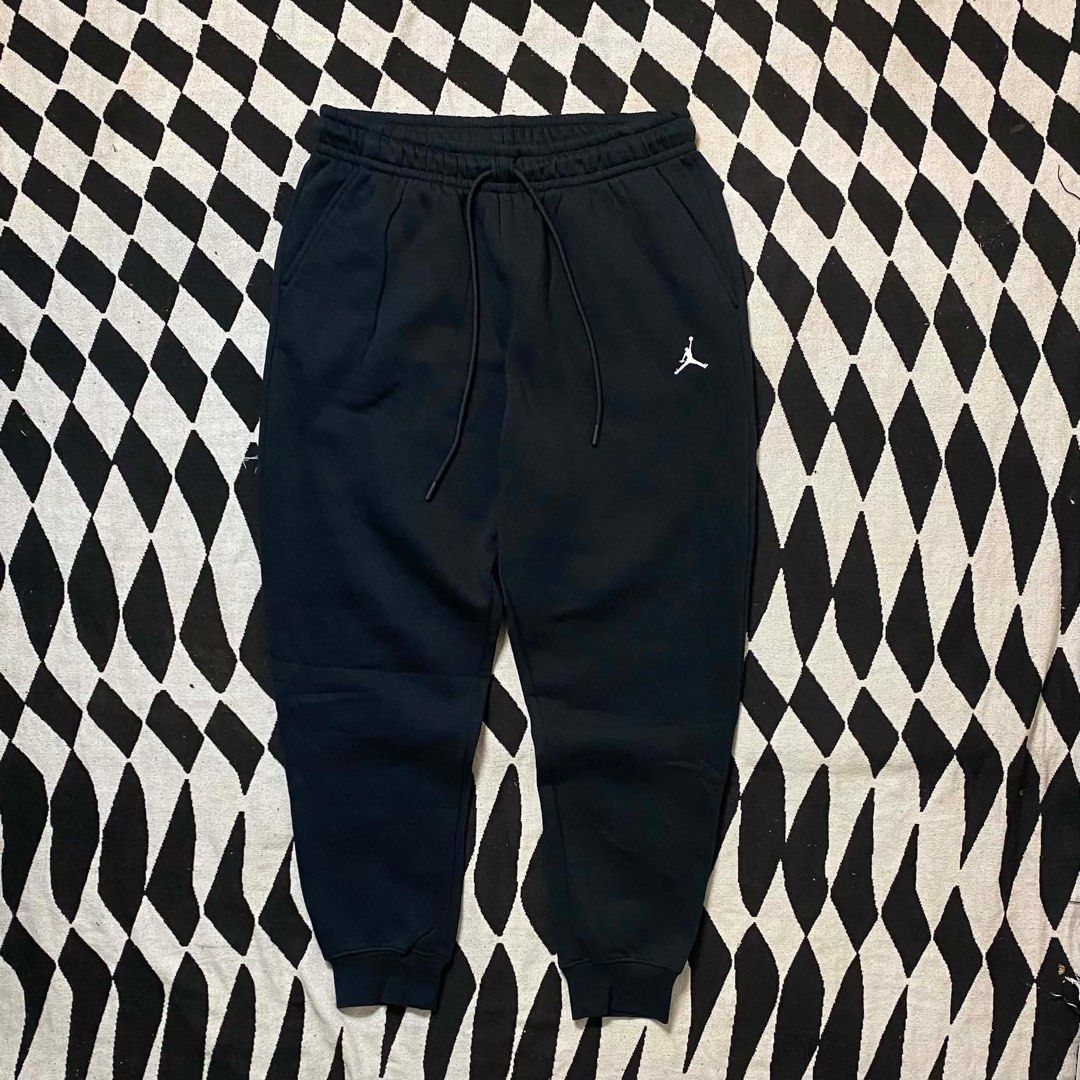 Jordan Black Jogger Sweatpants Size L (Category: Joggers) located in Cebu City. Submitted by theloose.thread283738 (Listing ID 1454158174, Image 1). Description: - Black Jordan sweatpants - Size L - 100% Cotton - Elastic waistband with drawstring - Two side pockets - Ribbed cuffs - Ideal for casual wear or training - Comfortable and stylish.