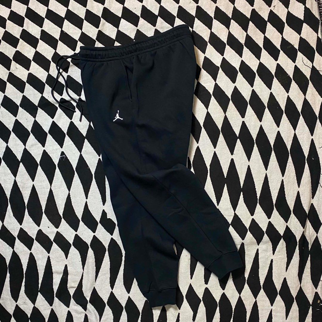 Jordan Black Jogger Sweatpants Size L (Category: Joggers) located in Cebu City. Submitted by theloose.thread283738 (Listing ID 1454158174, Image 2). Description: - Black Jordan sweatpants - Size L - 100% Cotton - Elastic waistband with drawstring - Two side pockets - Ribbed cuffs - Ideal for casual wear or training - Comfortable and stylish.