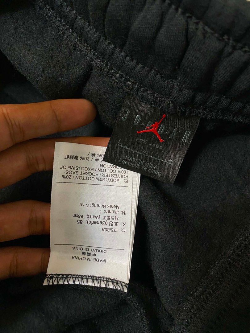 Jordan Black Jogger Sweatpants Size L (Category: Joggers) located in Cebu City. Submitted by theloose.thread283738 (Listing ID 1454158174, Image 3). Description: - Black Jordan sweatpants - Size L - 100% Cotton - Elastic waistband with drawstring - Two side pockets - Ribbed cuffs - Ideal for casual wear or training - Comfortable and stylish.