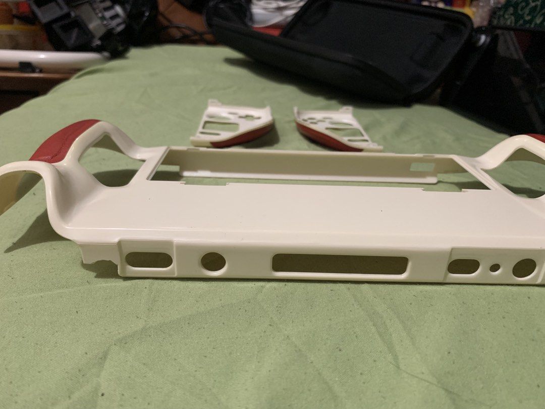 Kickstart steam deck case with issues (Category: Cases & Covers) located in Paranaque City. Submitted by obin08 (Listing ID 1454184937, Image 3). Description: for sale no more bracket. crack in left upper part of back case. connectors broken please see pics for details.