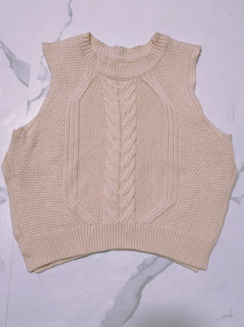 Knit vest (Category: Coats, Jackets and Outerwear) located in Cavite. Submitted by csl_corner (Listing ID 1454113400, Image 1). Description: preloved knit vest from Japan color: beige size S like new✨ with side slit cropped vest.